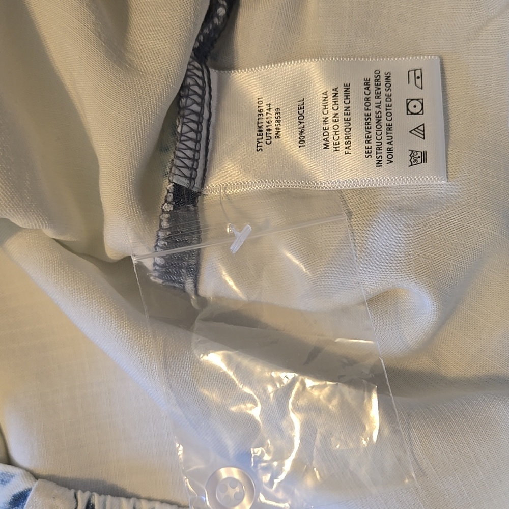 Kut from the Kloth Light Wash Cropped Button-Up Shirt Sz XS NWT - Picture 7 of 7